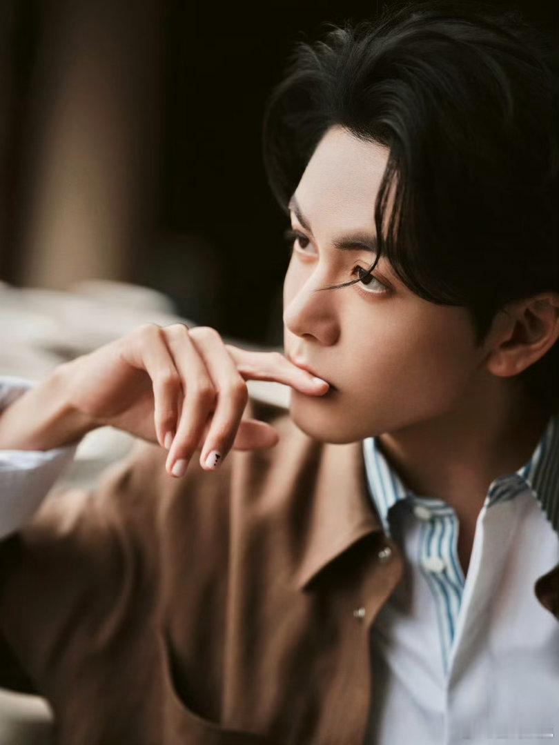 曾舜晞像青瓷有典雅韵味曾舜晞清冷贵公子 曾舜晞今日活动状态封神！这套造型完美适配