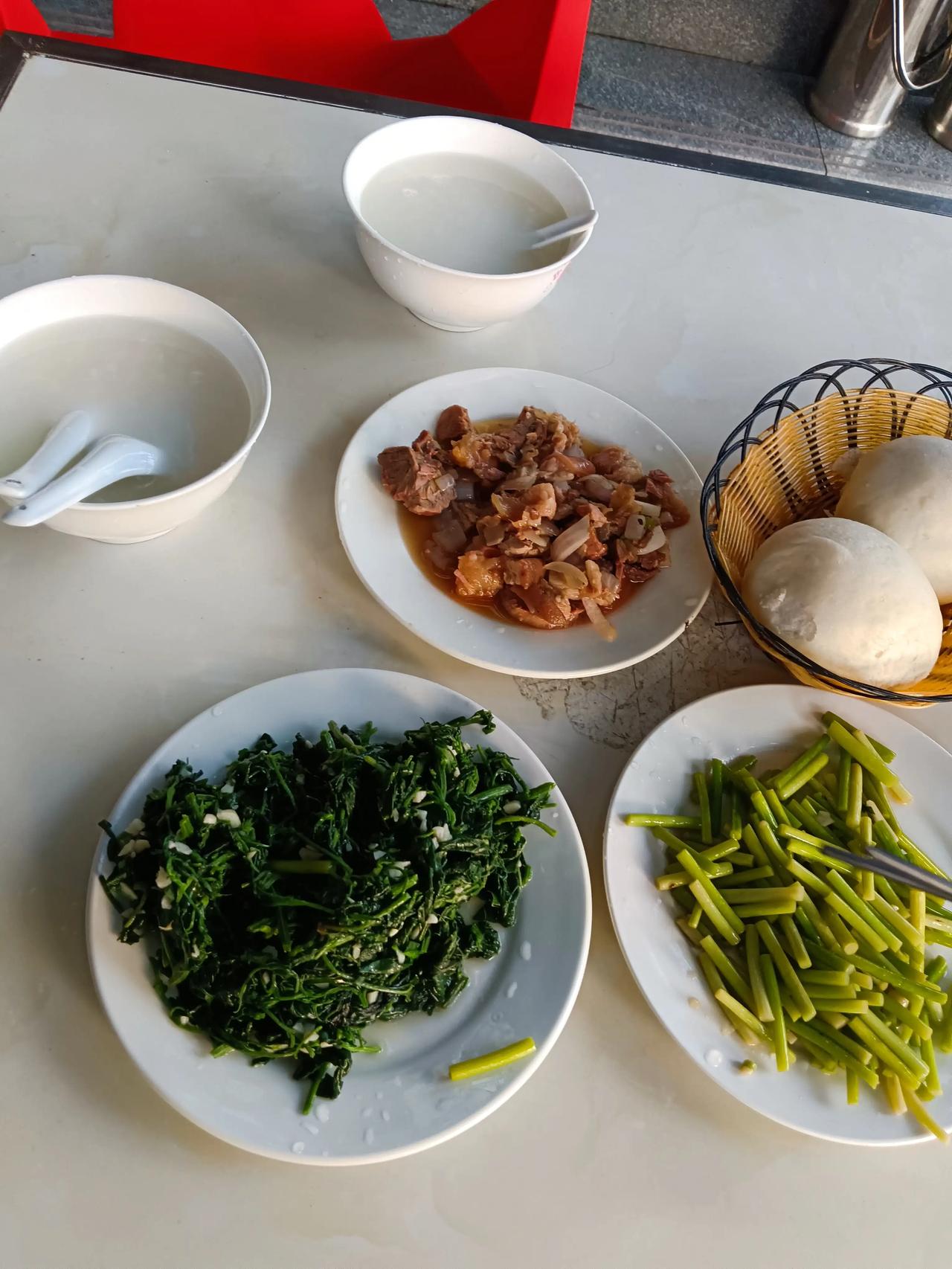 西泰山，一顿饭1人15元，三个菜，山野菜，蒜苔，猪头肉，稀饭，馒头，管饱。住宿：