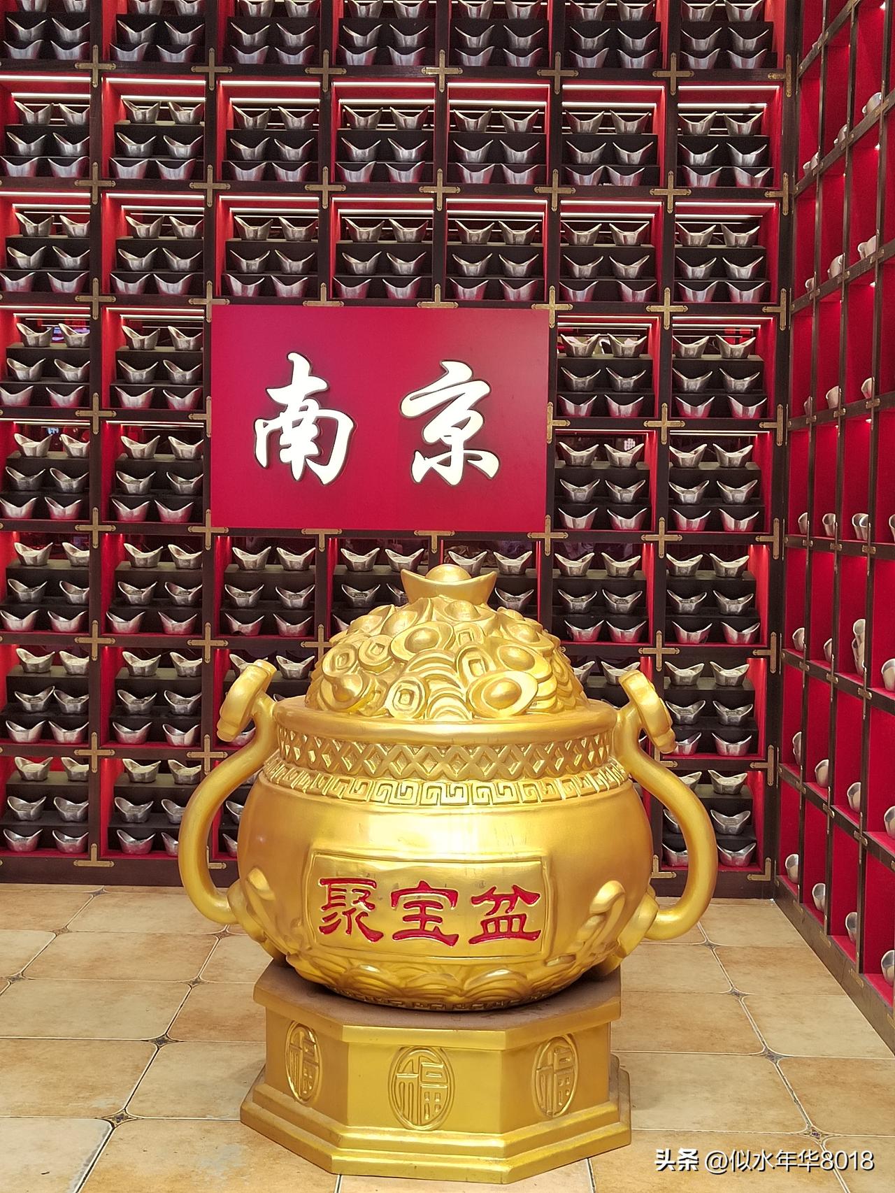 南京今天阴天，上午与老伴一起坐公交车到夫子庙转转，中午就在文德桥附近的金陵家宴河