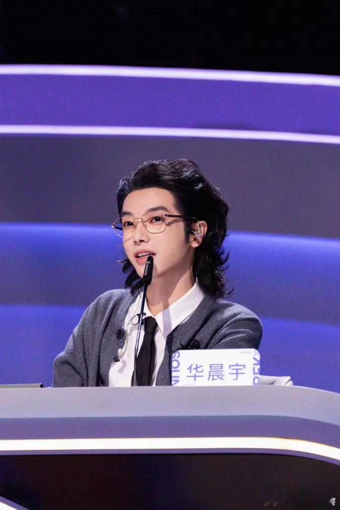 现在再看花花那个反应真的和被抓包的样子没差，实在是太有梗了吧都让人有点笑不活了 