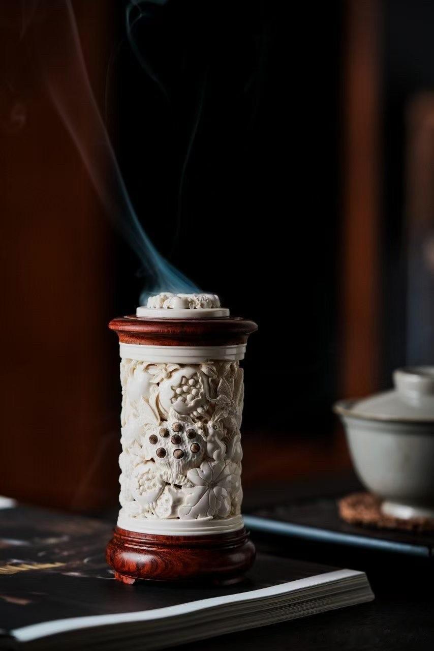 香烟袅袅升起时，案头仿佛多了一片丰收的园林。

这件猛犸香炉，以温润洁白之材雕琢