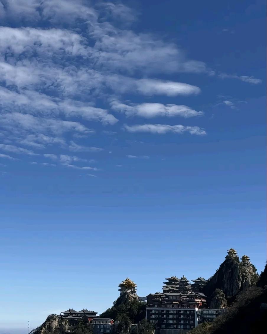 10.26日夜爬老君山开放，夜爬正常！
老君山夜爬攻略看的眼花缭乱。今天整理了老