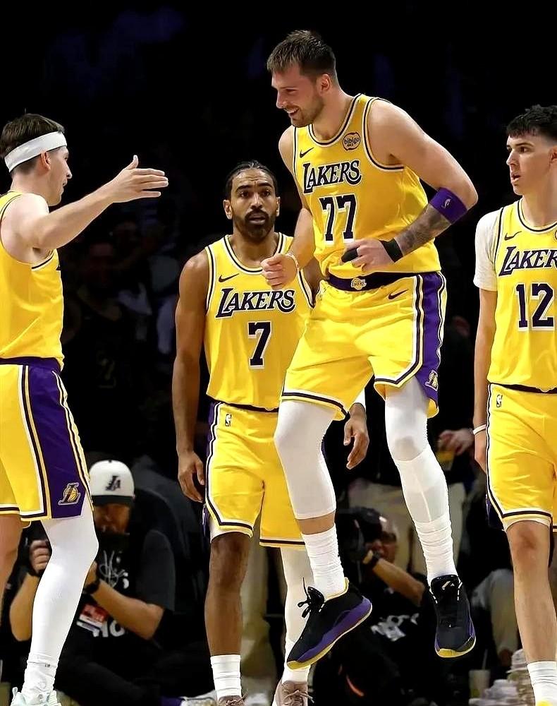 马刺当年为了邓肯，简直是“摆烂”教科书。

1996-97赛季，大卫·罗宾逊重伤