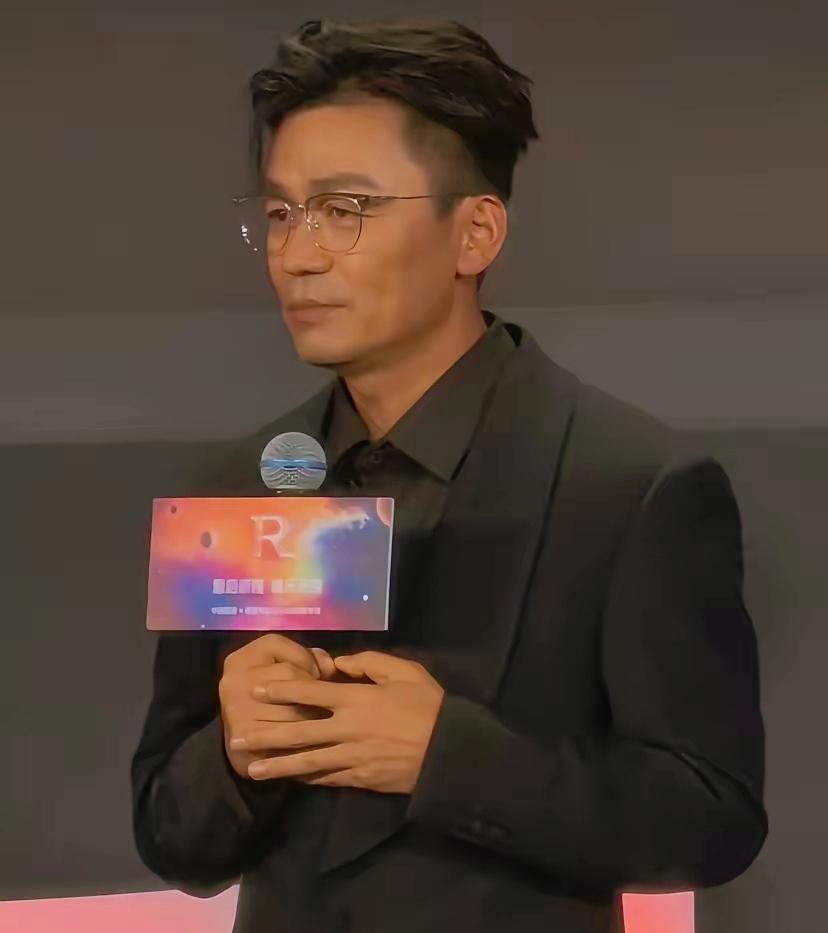 发现了没，
​王宝强有一个很明显的变化，
​不是他的皮肤变白了，而是他变得越来越