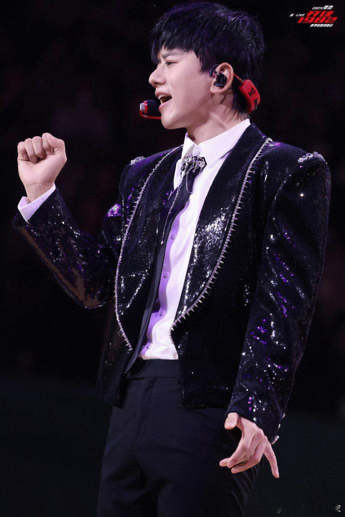 张杰张杰20年的风张杰未LIVE巡回演唱会狠狠心动！张杰的《风》藏了 20 年！