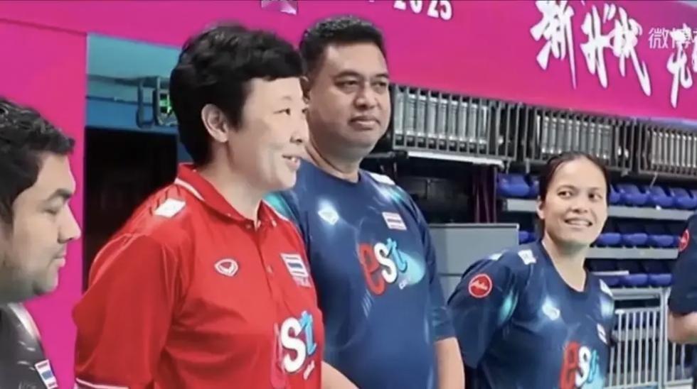 中泰女排争冠，冯坤立场引热议，支持祖国队还是支持老公队犯了难
今晚亚锦赛决赛中国