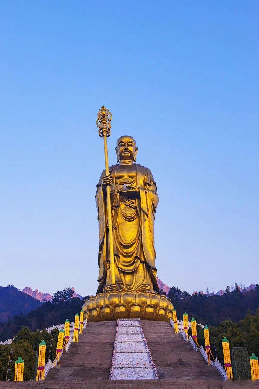 【地藏菩萨十二大愿】 1.替代众生的地狱苦业；2.替代众生的饥饿业；3.替代众生