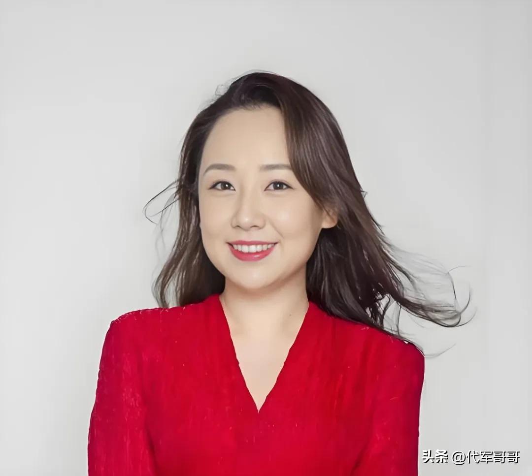 关凌，一转眼如今也已经44岁了，
关凌生活低调，家庭幸福，
他的丈夫比她大了17