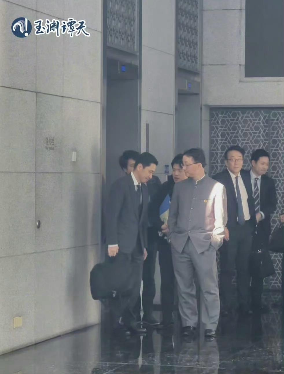 原来在一群人里看见这个姿势，我会觉得这个人比较傲，或者他的地位比较高但是放在这里