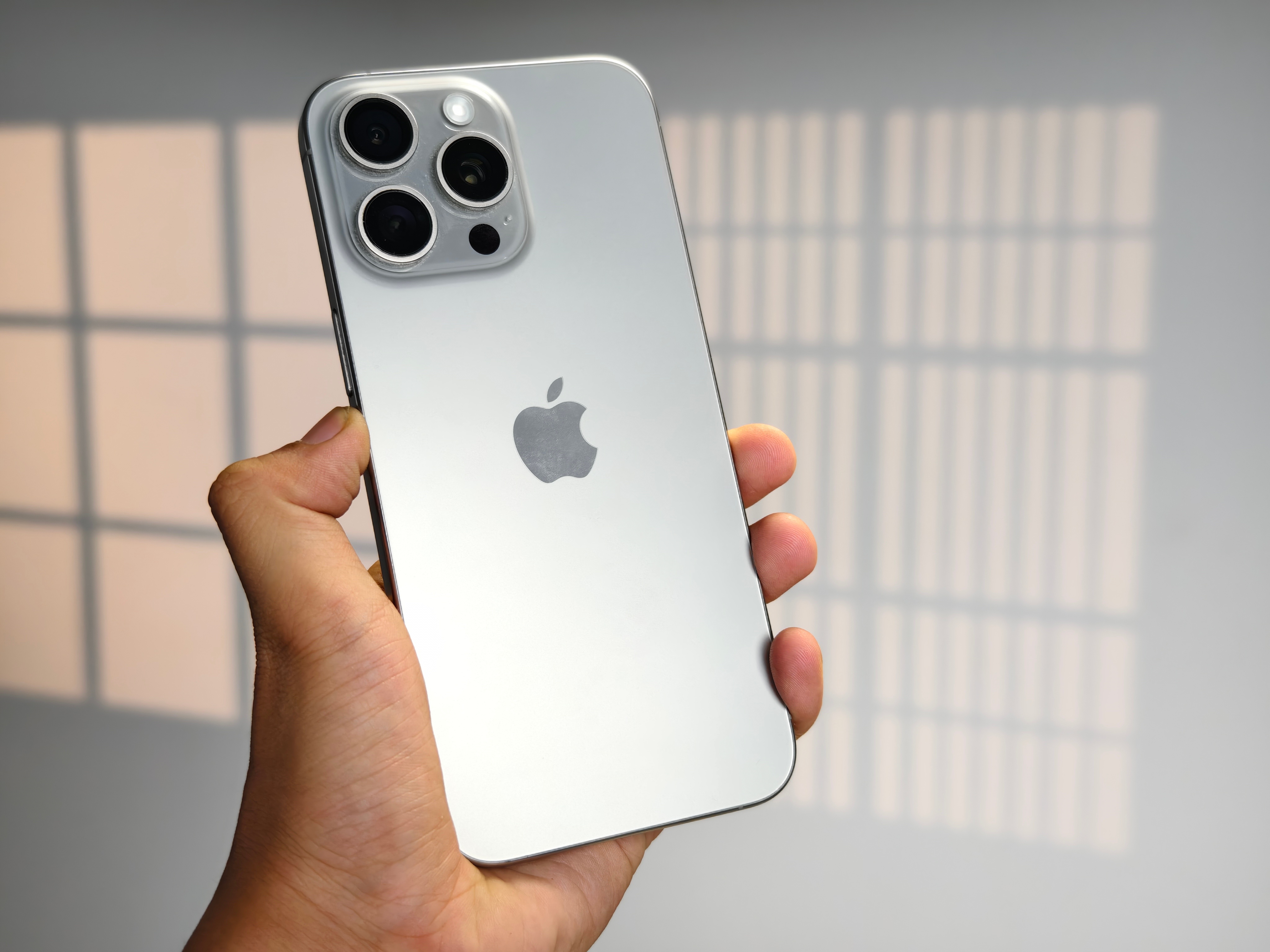 听说用 iPhone 不带壳是富人新标配，有没有可能，我参加了年年换新计划？[d