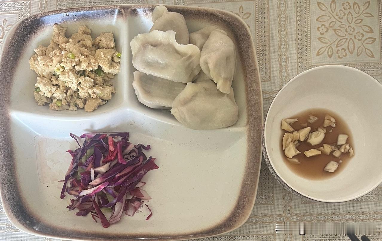 今天午餐是羊肉胡萝卜馅饺子，小葱拌豆腐，各种蔬菜，吃了六个饺子，主食差不多是一两