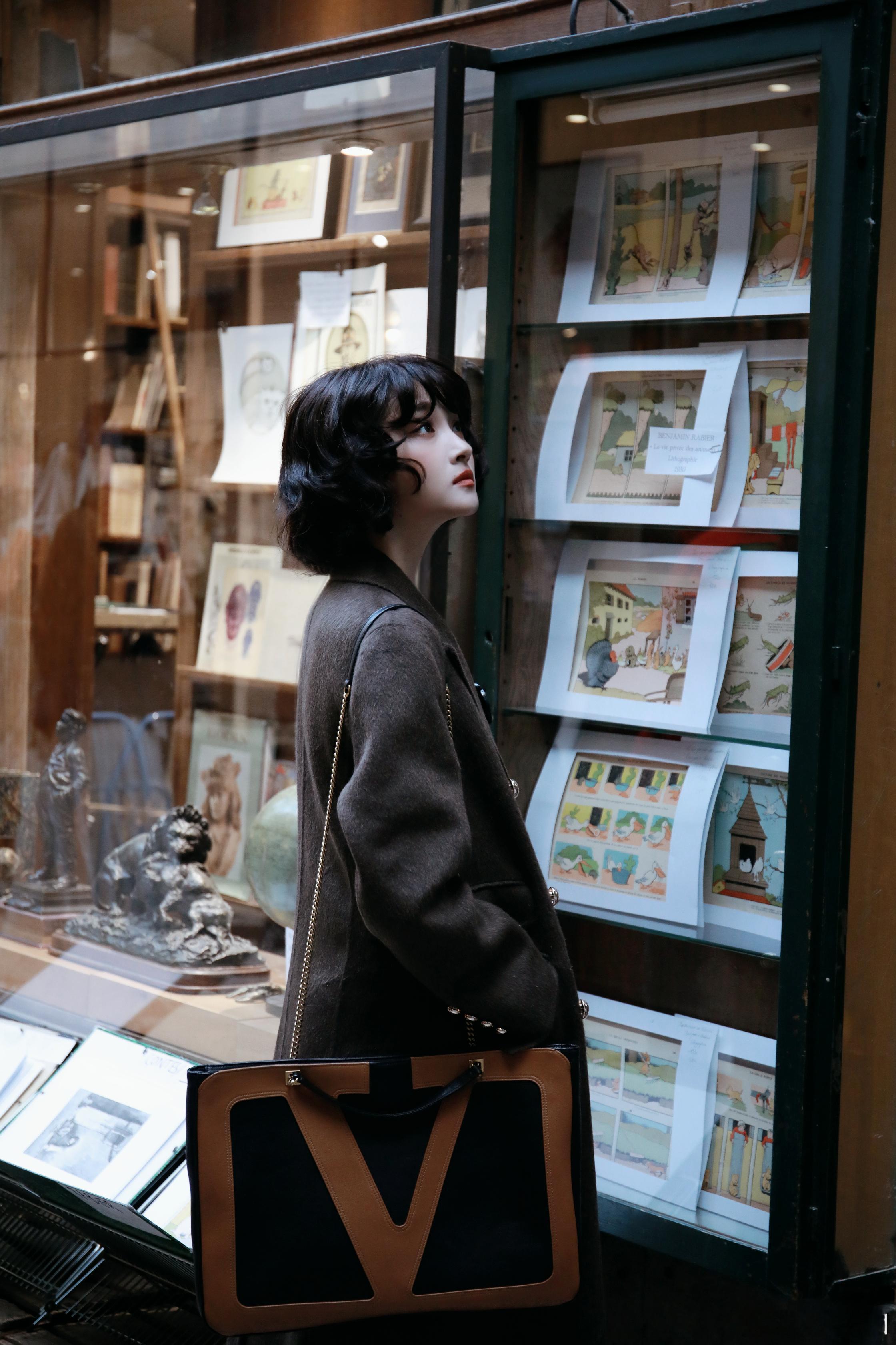 #关晓彤chill感卷发##关晓彤微卷短发造型# ​​​微卷短发的关晓彤，美出新