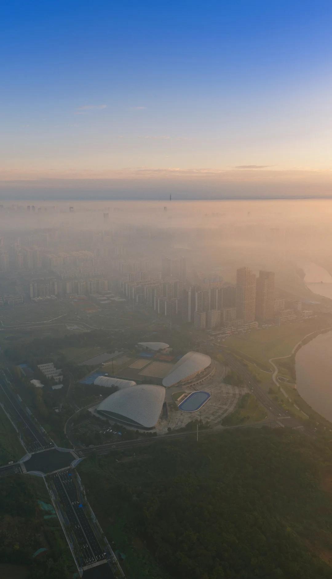 成都秋天的第一场雾
我的城市起雾了 一场秋雨一场寒 雾天别有一番味道 雾气缭绕人