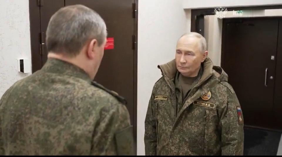 【普京再次穿上军装有何深意，二战的历史已经给出答案】
昨天，普京身着全套军装现身