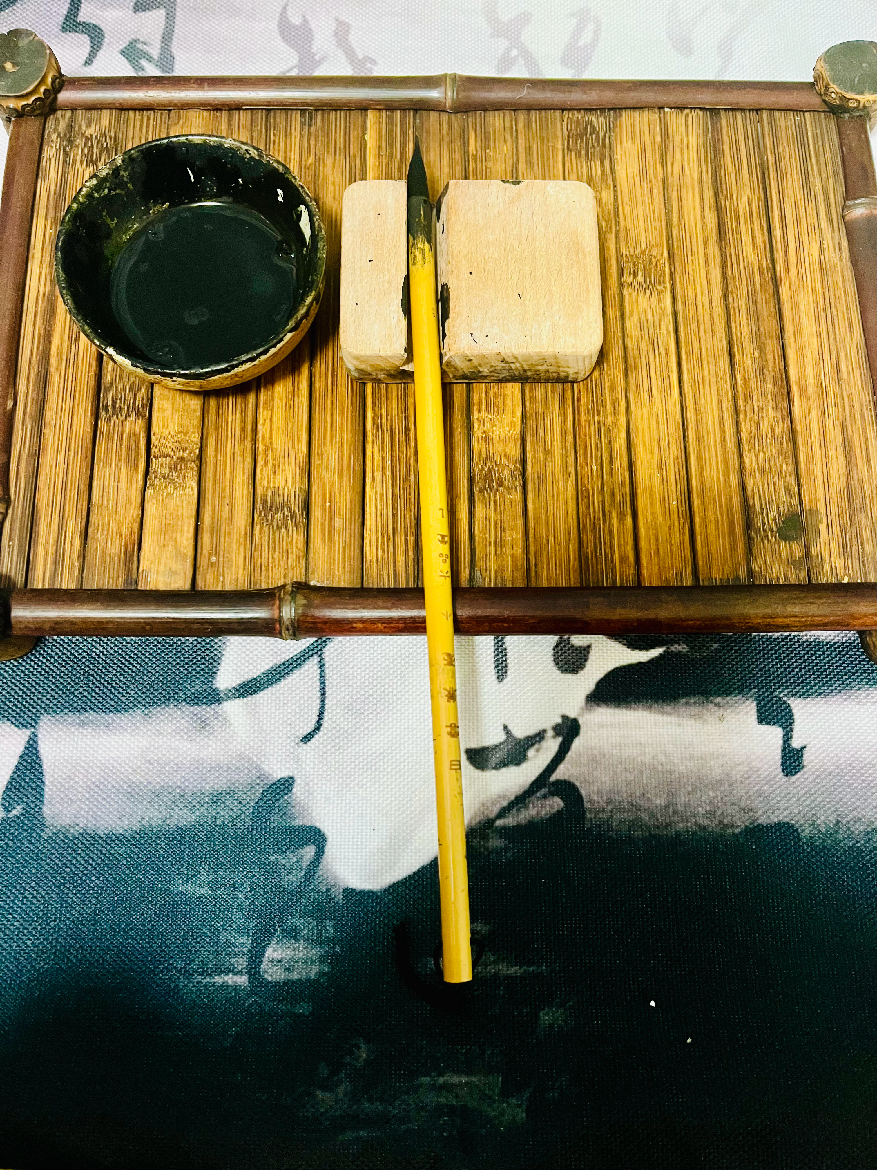 搁画笔欲睡，忽记起今日未诗玉兰两朵牡丹一，搁笔案台欲睡去。忽念今日未新诗，蘸墨又