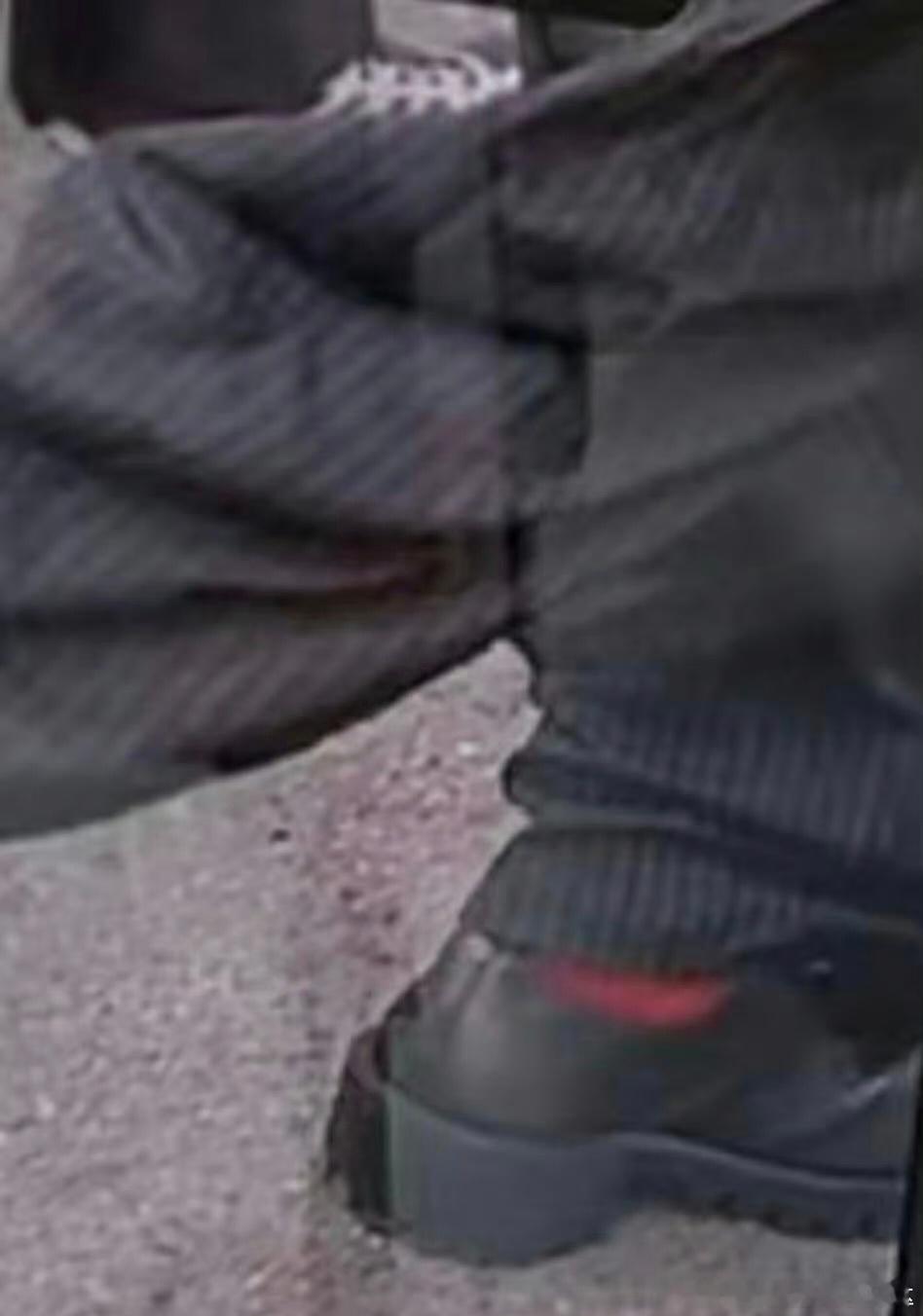 檀健次穿上红袜子了网友们拿放大镜看到了檀健次穿了红袜子！说明今年马年是檀健次的本