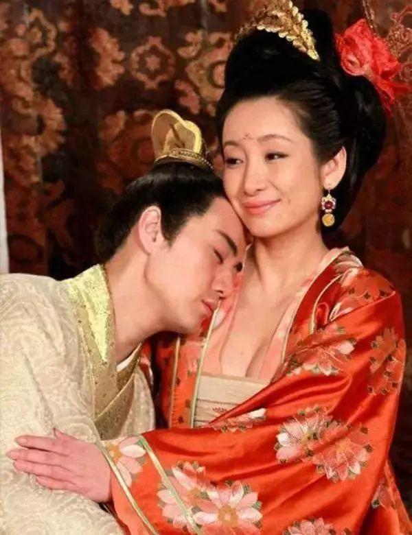 别被野史里那些香艳八卦带偏了，武则天的私密生活根本不是什么宫闱艳史的主角戏。
她