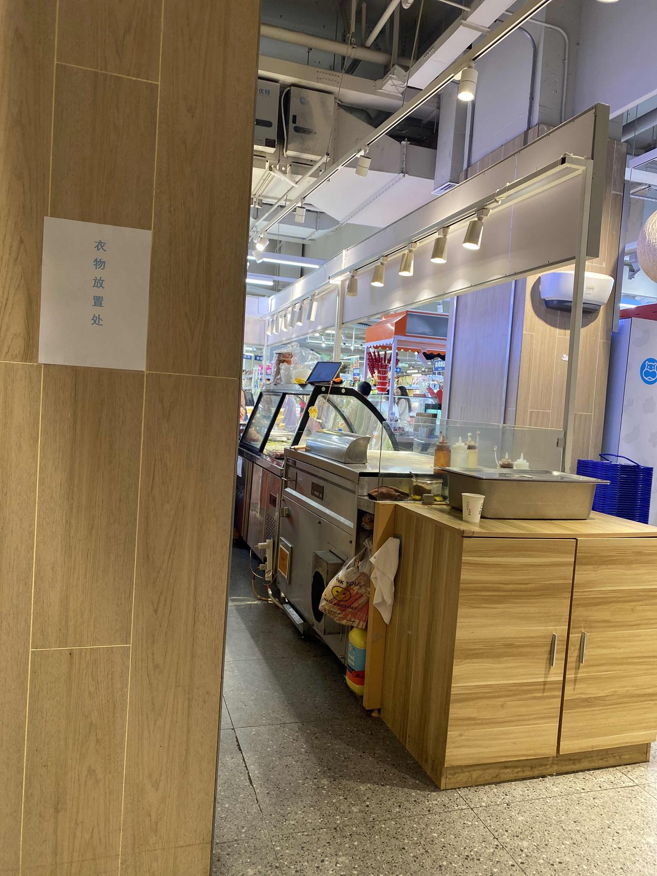 告诉你一个真相：
人可以吃差点，穿路边摊衣服，也可以不修边幅，但一定要有社交的意