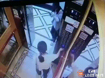 一处小区内，一名女子带小狗出门散步，她给小狗拴绳时，把绳子的另一端绑在自己手上，