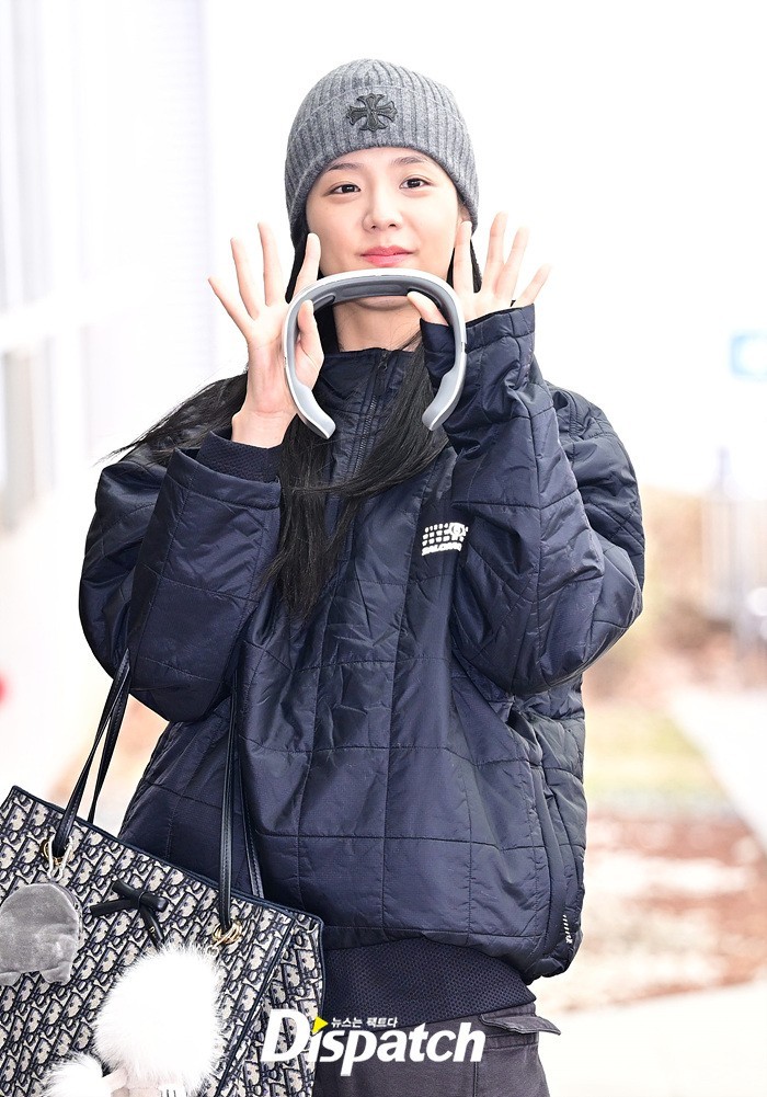 智秀使用的是智能电脉冲颈部按摩器，哎一古姐的脖子还不舒服么🥺她最近一定工作的很