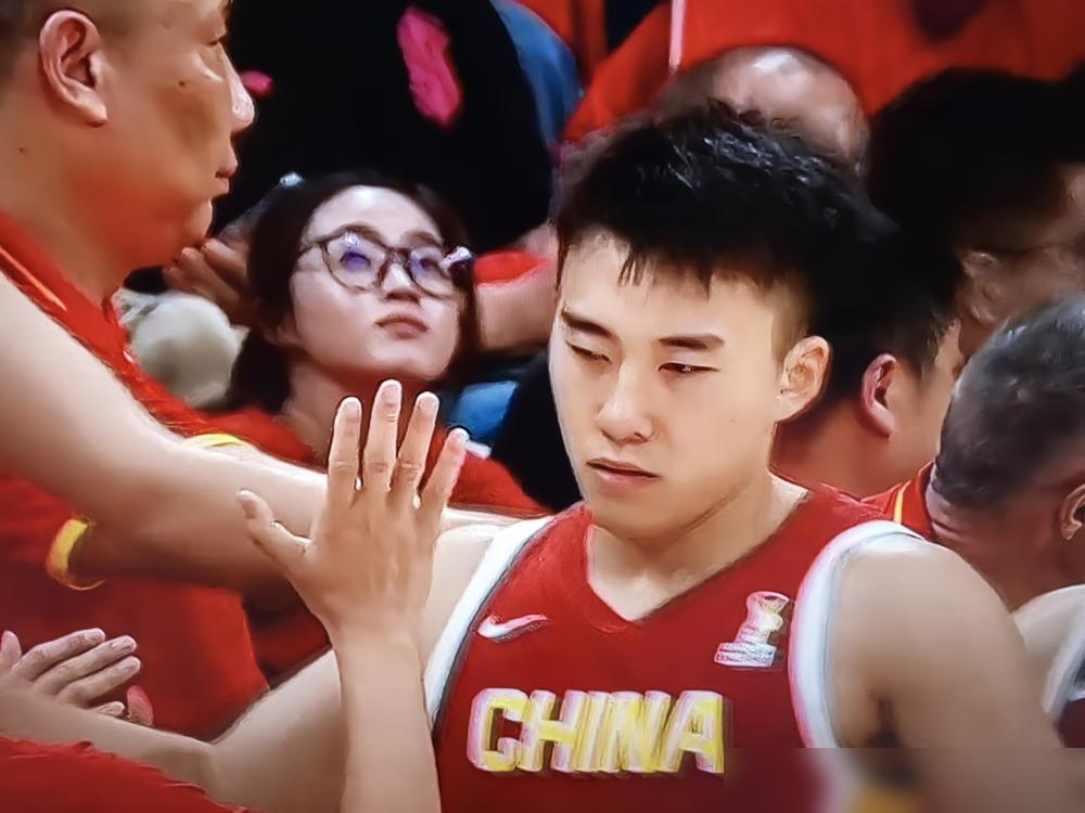 中国男篮终于醒悟了，宁用拼命的暑假工，也不伺候投篮拉胯的大腕！
平均年龄直接降
