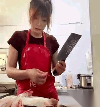 说真的，那一刀下去，我隔着屏幕都哆嗦了一下。
那鱼在她手里，根本不是鱼，是情绪。
