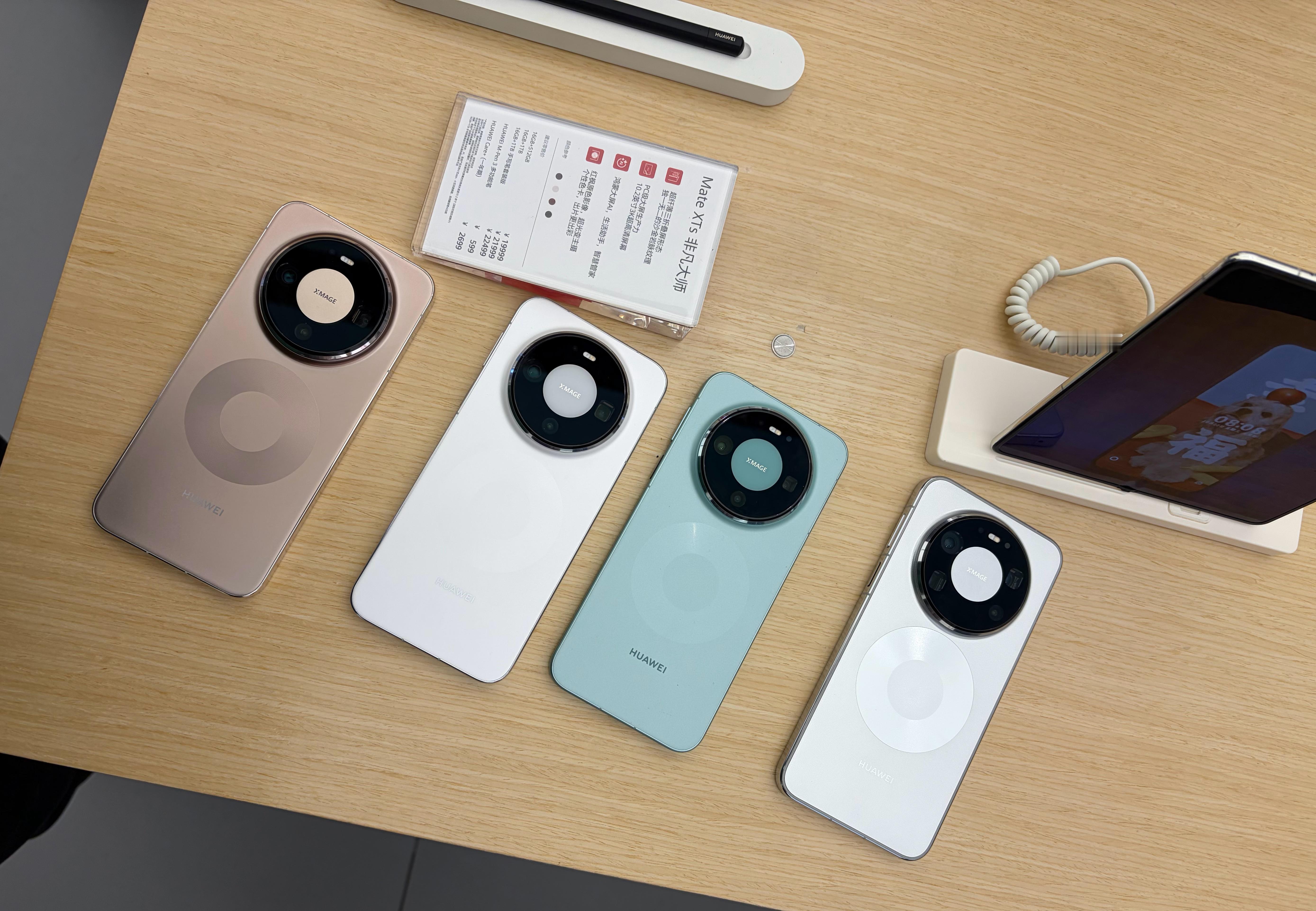 来摸摸华为新品，X7 这个镜头模组感看着就比X6 猛不少。展示机没有云锦白，那个