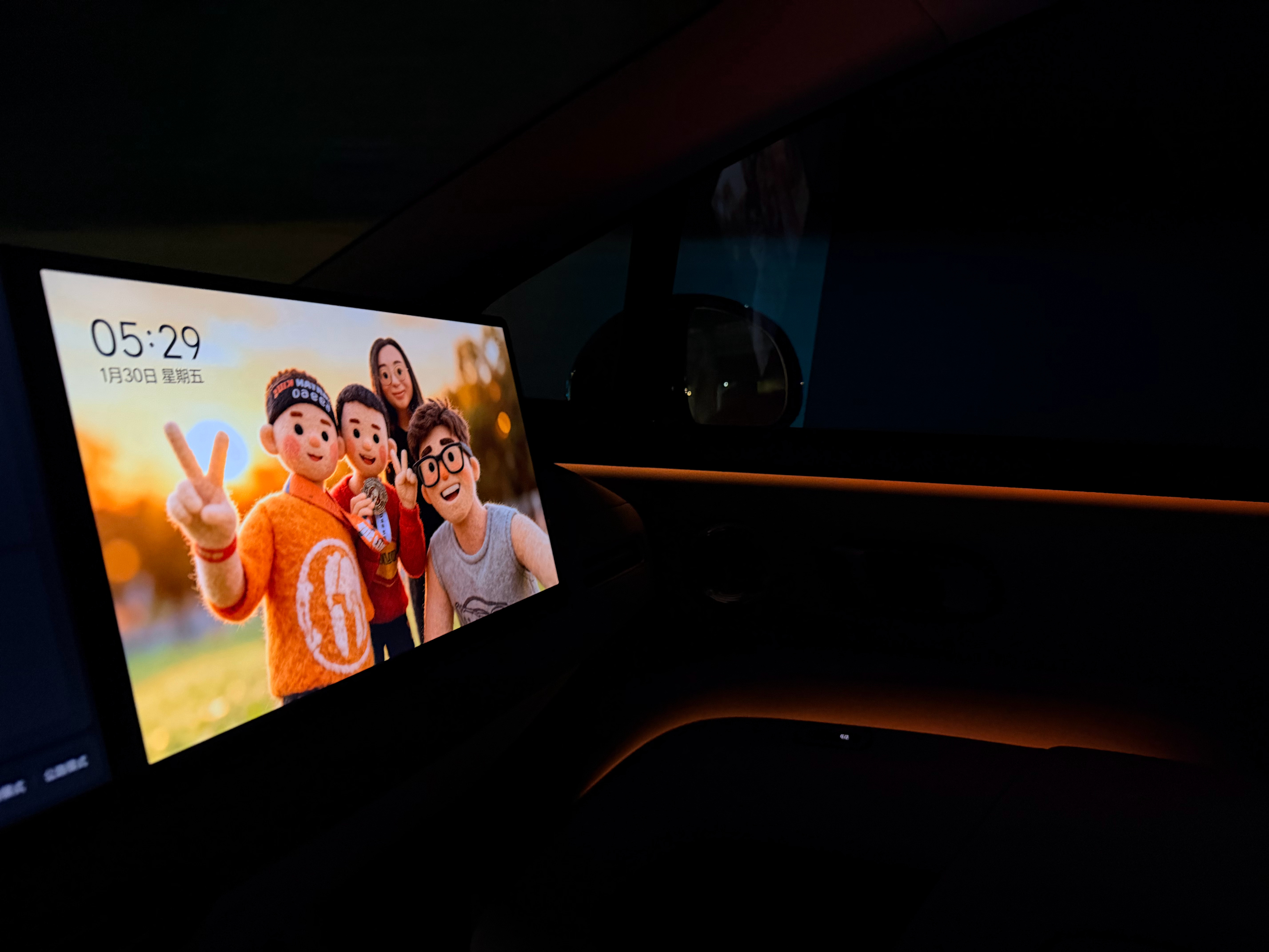 理想 OTA8.2新增更多功能的艺术相框提供了非常好的情绪价值，现在副驾屏打开率