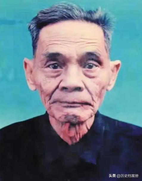 1988 年，两岸正式开放探亲。一位名叫叶依奎的地下党，混在探亲队伍当中，回到了