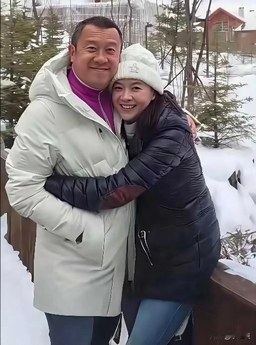 原来这就是曾志伟的女儿，她叫曾宝仪，今年五十二岁了，还没结婚。

这张照片中，曾