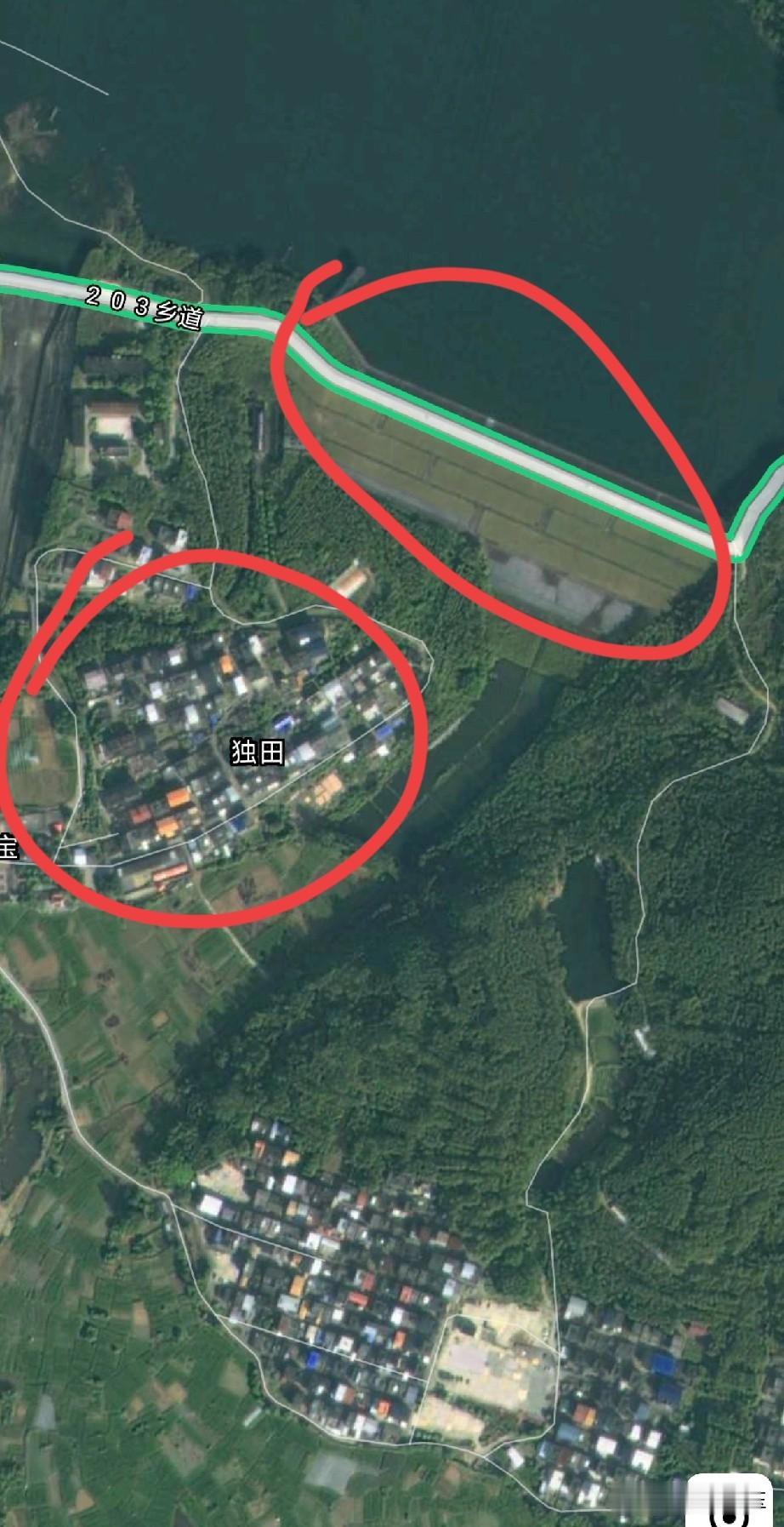 水库决堤本来就是大事，再看看广西横州市的六蓝水库，紧临大堤下面就是一个村，并且水