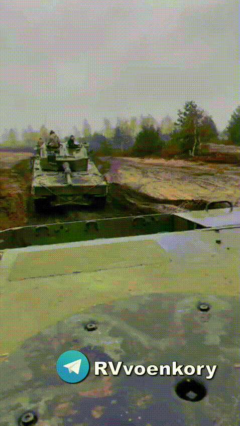 ‼️🇺🇦🏴‍☠️豹2A4坦克纵队在乌克兰“撒野”。据德国电视公司 N-TV
