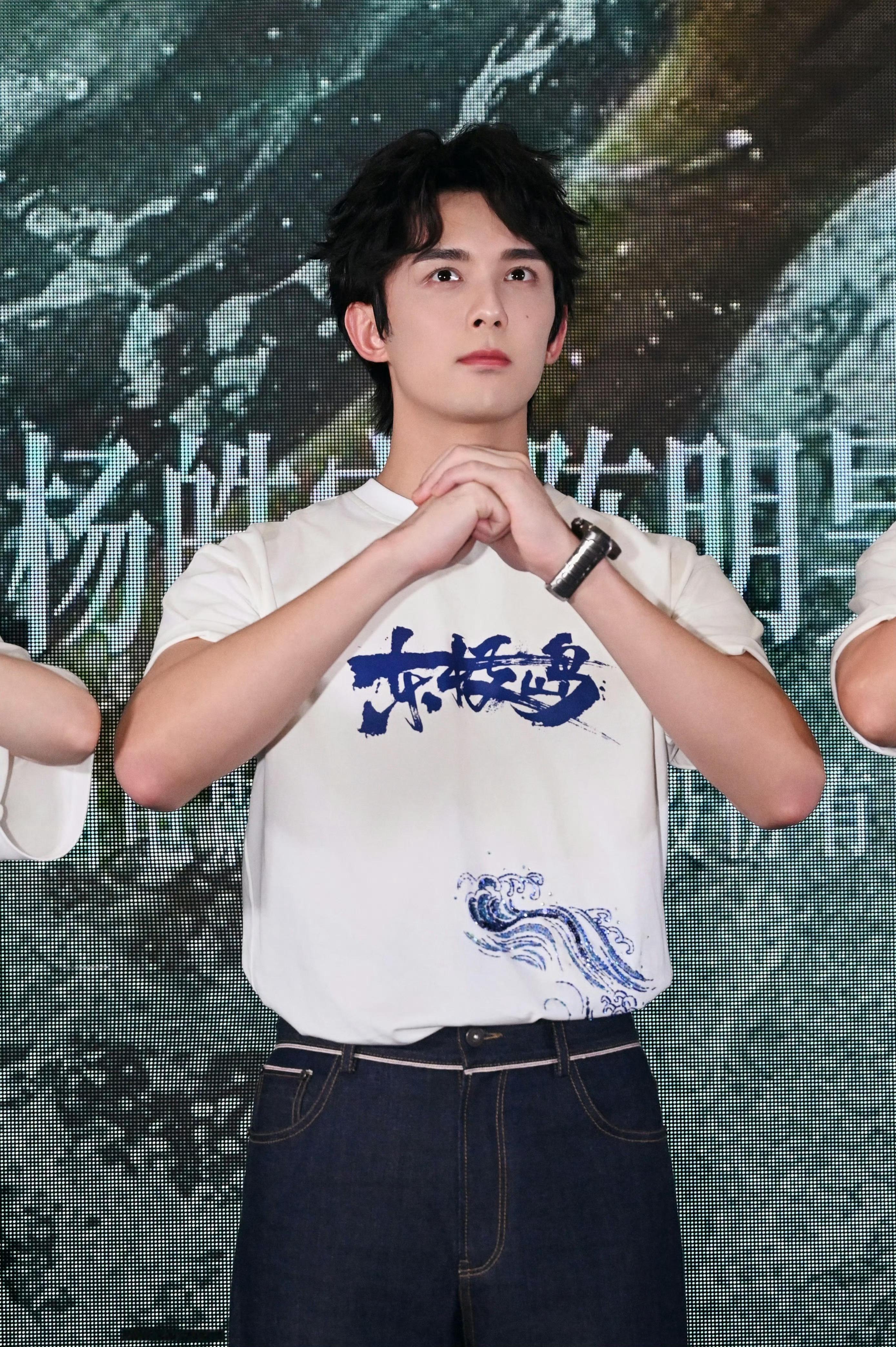 由吴磊领衔主演的电影《东极岛》将于8月8日上映，转发区抽20位朋友，赠送云包场电