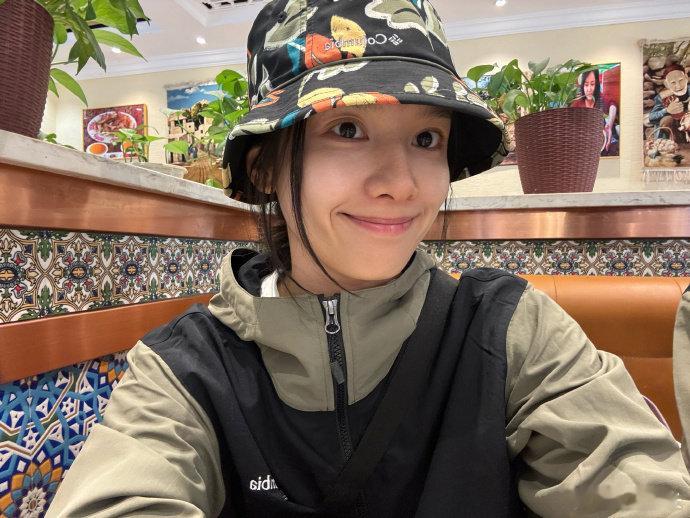 张婧仪喀什游玩plog张婧仪喀什游玩九宫格 张婧仪的喀什旅行记录，特色烤鸡配饼超