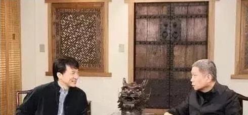 1990年，成龙来北京拍戏，被房产中介一通忽悠，入手了八套四合院，每套50万。成