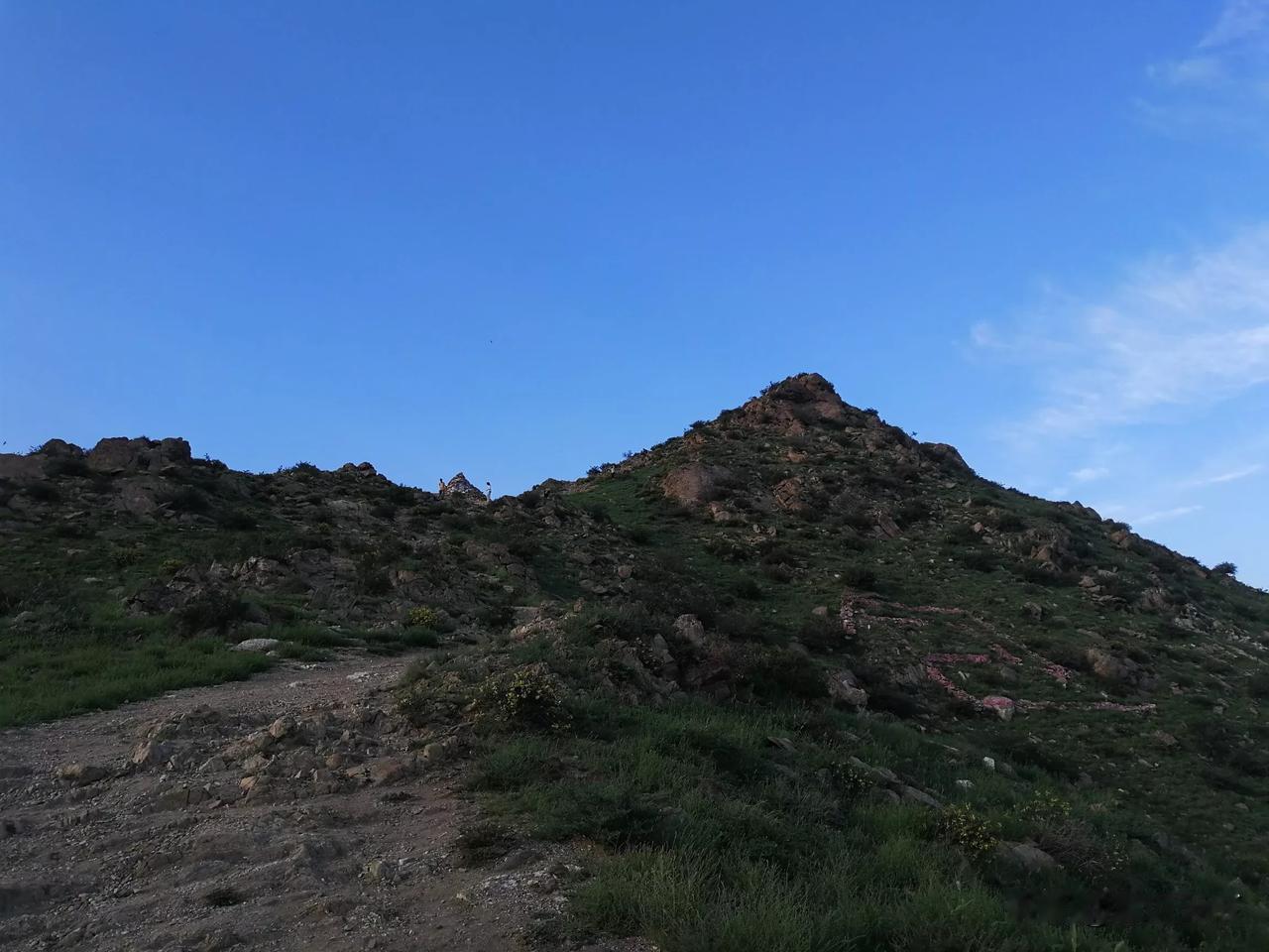  秃山藏宝，指的就是我家乡的这座大山------阴山山脉。
阴山中有金矿、铁矿、