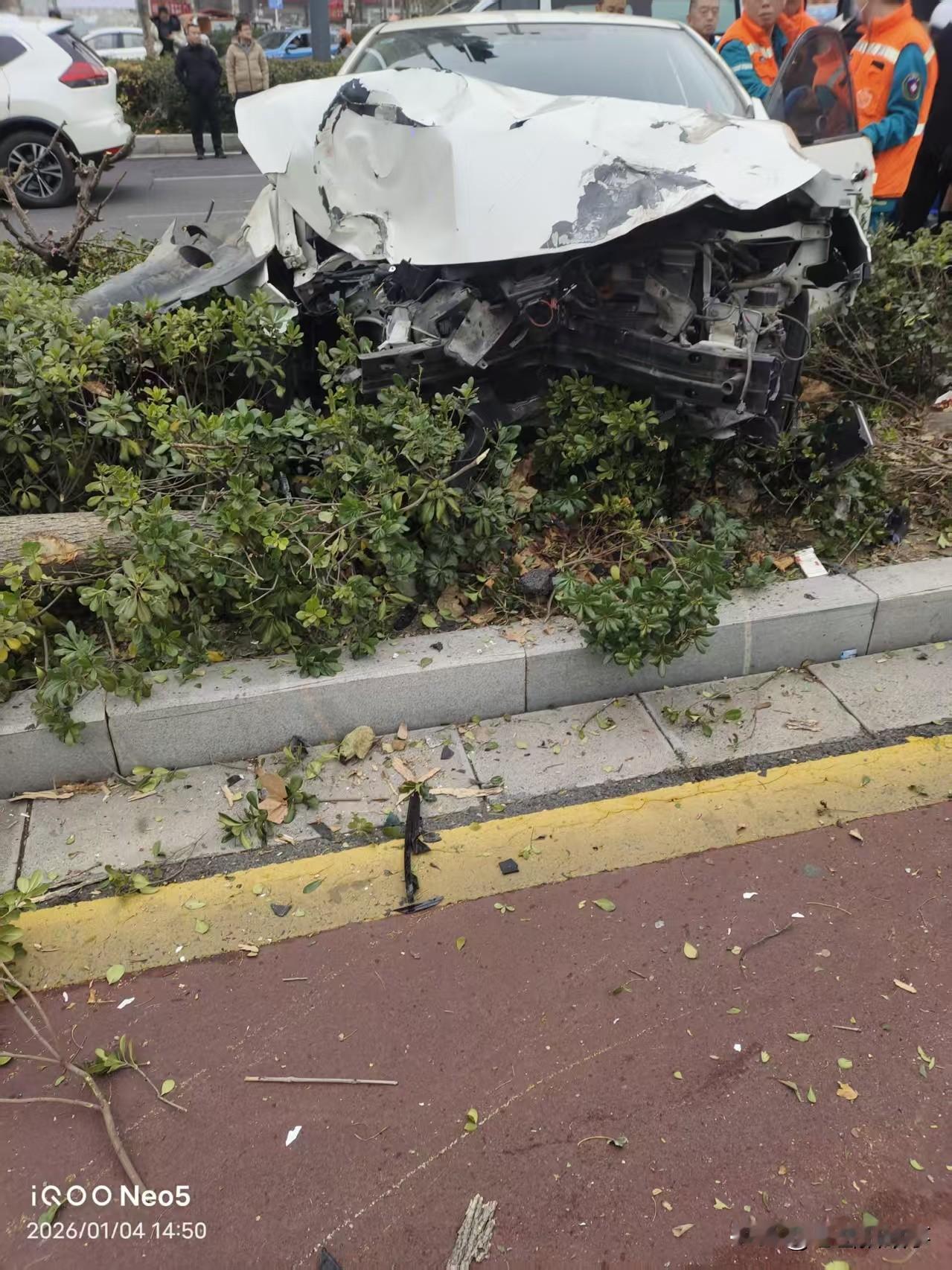 郑州街头随手拍:正在发生，郑州市陇海路未来路交叉口一辆由南向北的白色网约车发生交