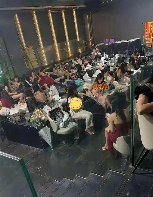感觉挺可怜的，她们最后的归宿在哪里呢其实也是可怜人… 