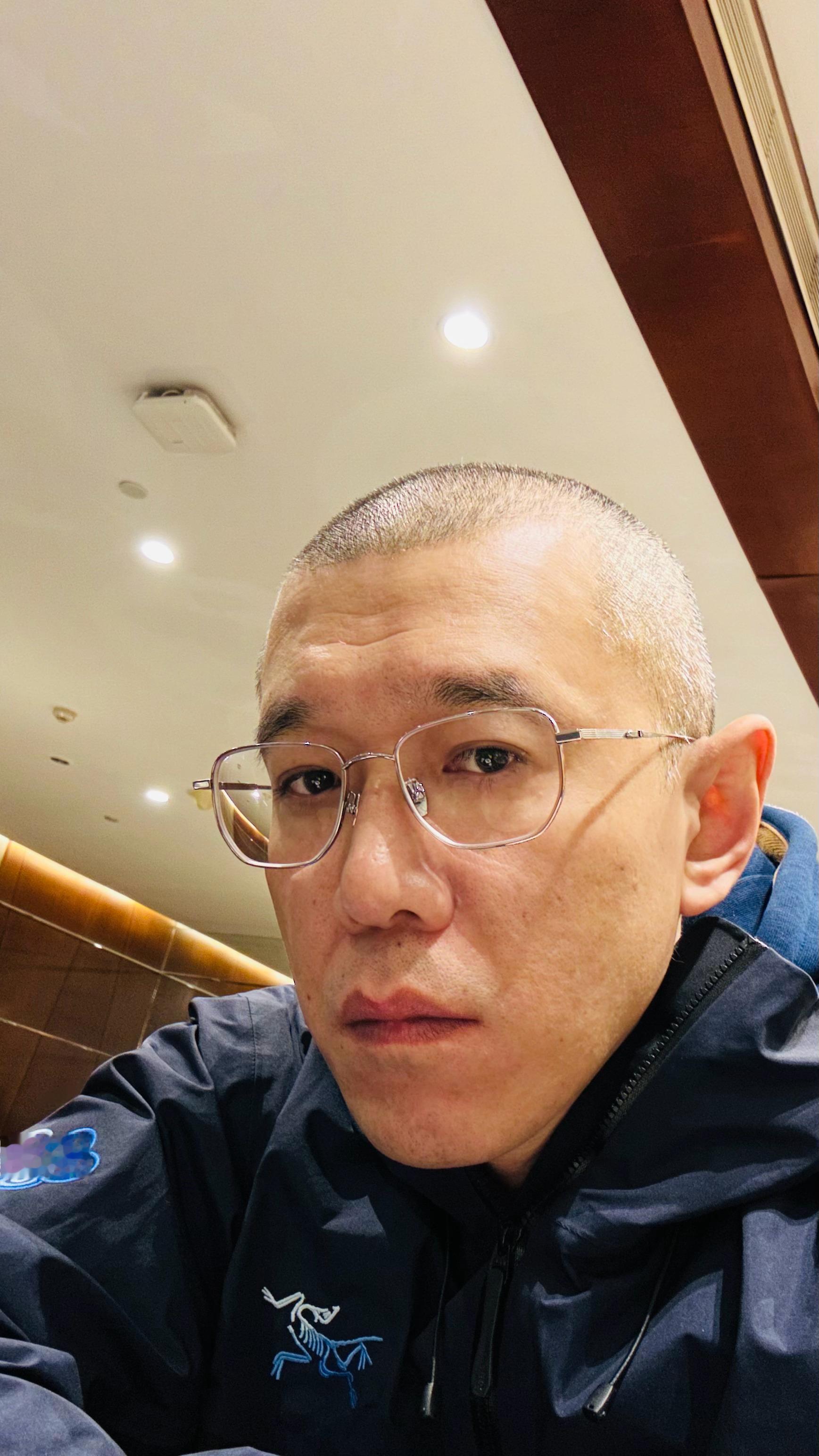 国航还是不愿意放过我知道我喜欢车 来机场都不忘让我坐车 别不正经说车