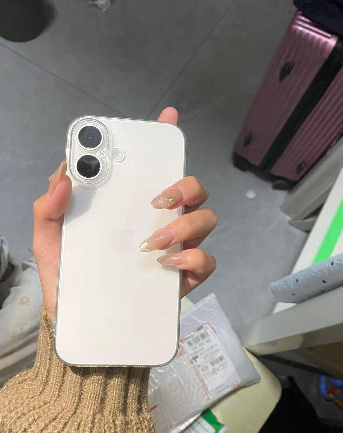 你们身边的女同事用iPhone 标准版的多？还是pro系列的多？我们公司的女同事