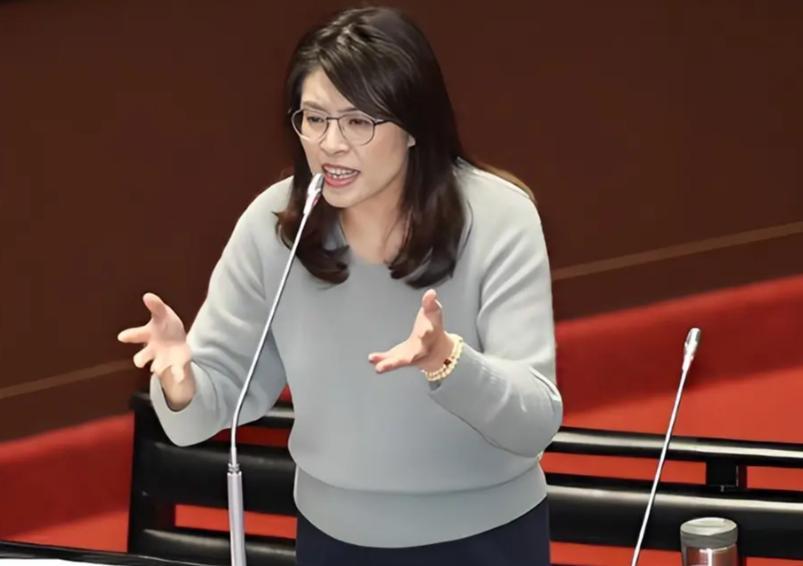 天价军购不断加码，台湾真的会被巨额军费慢慢拖垮吗？
 
岛内近期围绕万亿级军购预