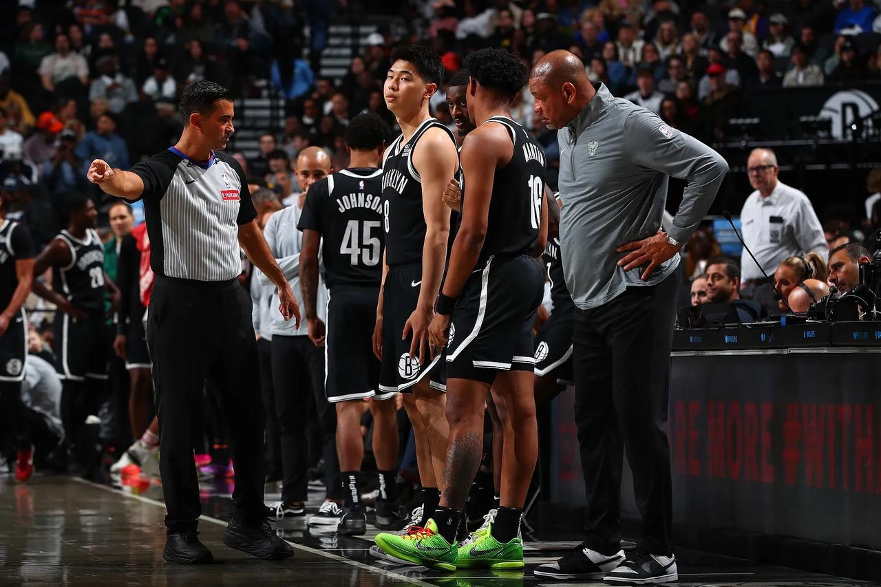 当年我们看姚明在NBA打球的时候，他场均19+10的两双数据！我们不满意，觉得应