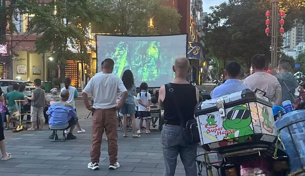 【广元群众观看红色电影铭记革命历史】党的生日！观看红色电影铭记革命历史。6月30