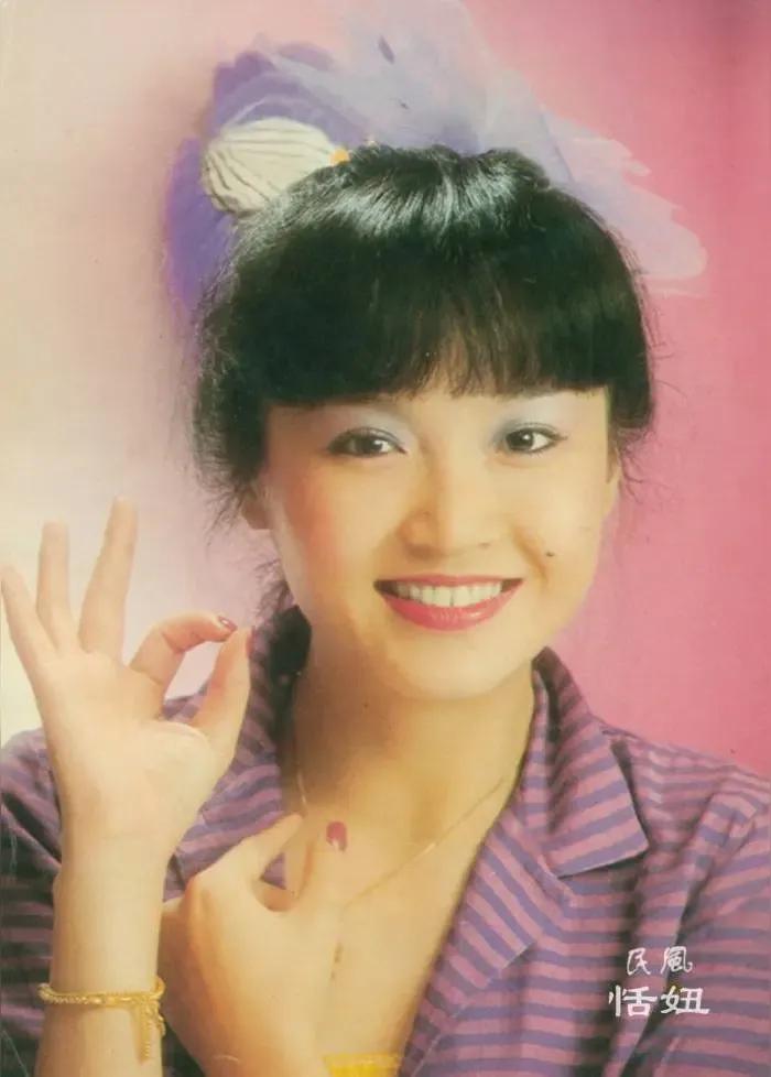 恬妞
港台一代影视人，衣着华而不艳，身姿娇而不媚，歌声柔而不弱，举止俊而不俗！人