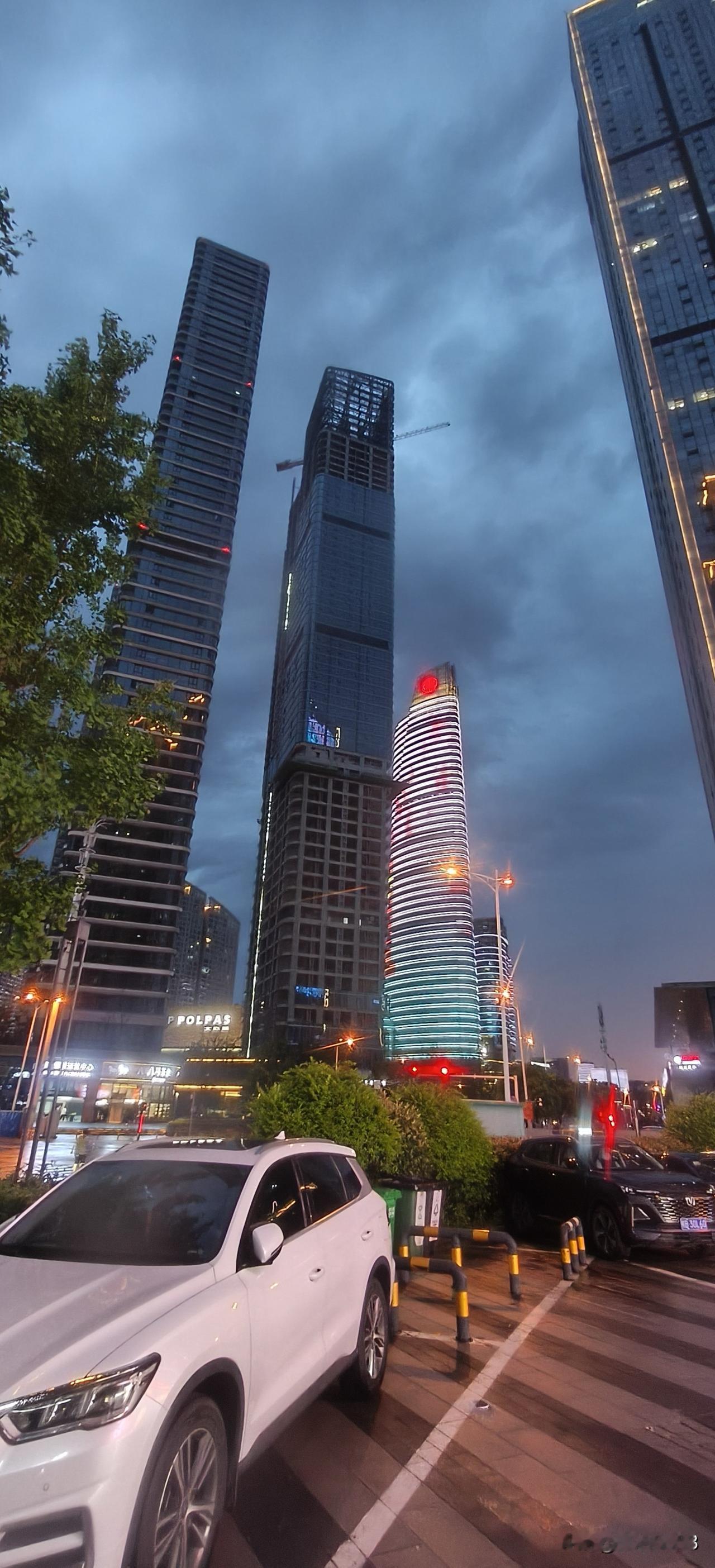 长沙北辰三角洲的公寓住宅，五六十层的不少
北辰三角洲区域，是长沙市高层超高层公寓