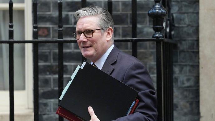 【爱泼斯坦丑闻撼动英国政坛】爱泼斯坦案件的持续发酵至今尚未撼动特朗普政府，却对英