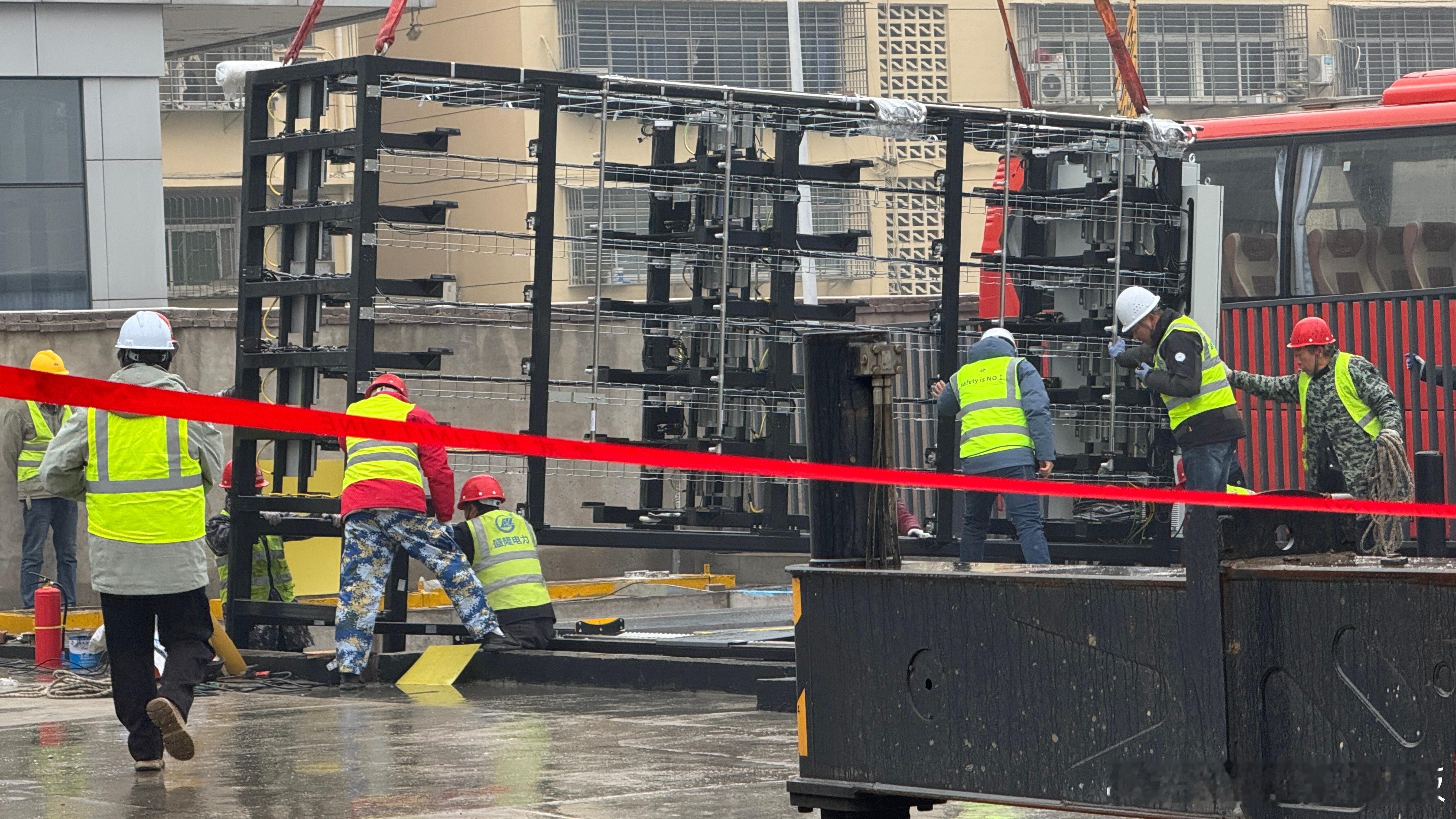 太开心了！！！今天发现家门口又偷偷落一蔚来第四代换电站。以后每天回家三分钟换一块