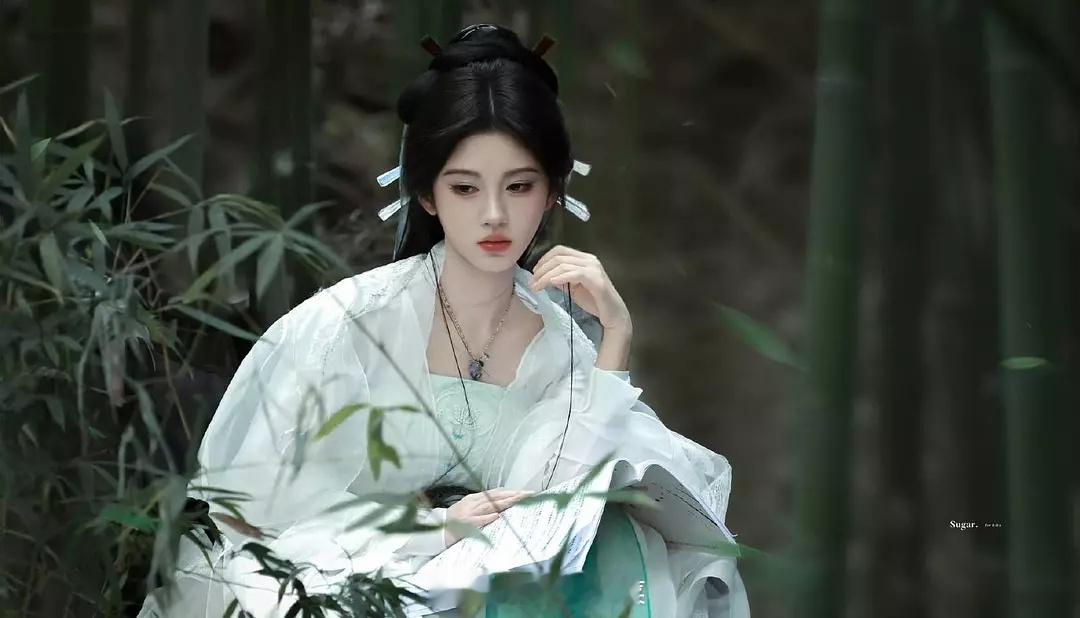 鞠婧祎来战🍊今天新造型太美了吧！！之前不是说易小雅服装花里胡哨的吗？我看这也没