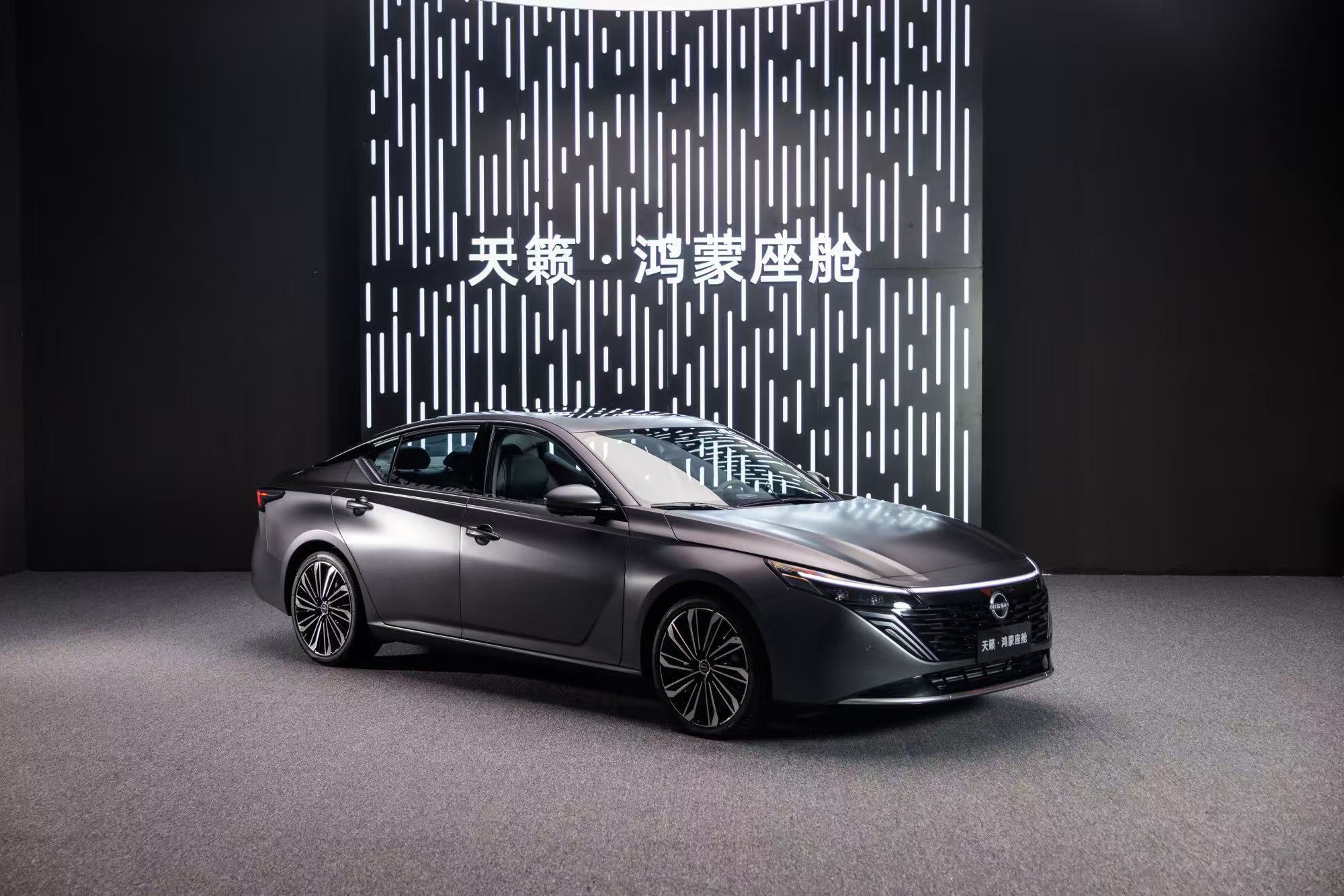 广州车展现场太燃了！张靓颖加盟东风日产，直接在天籁·鸿蒙座舱展台开唱，“天籁之音