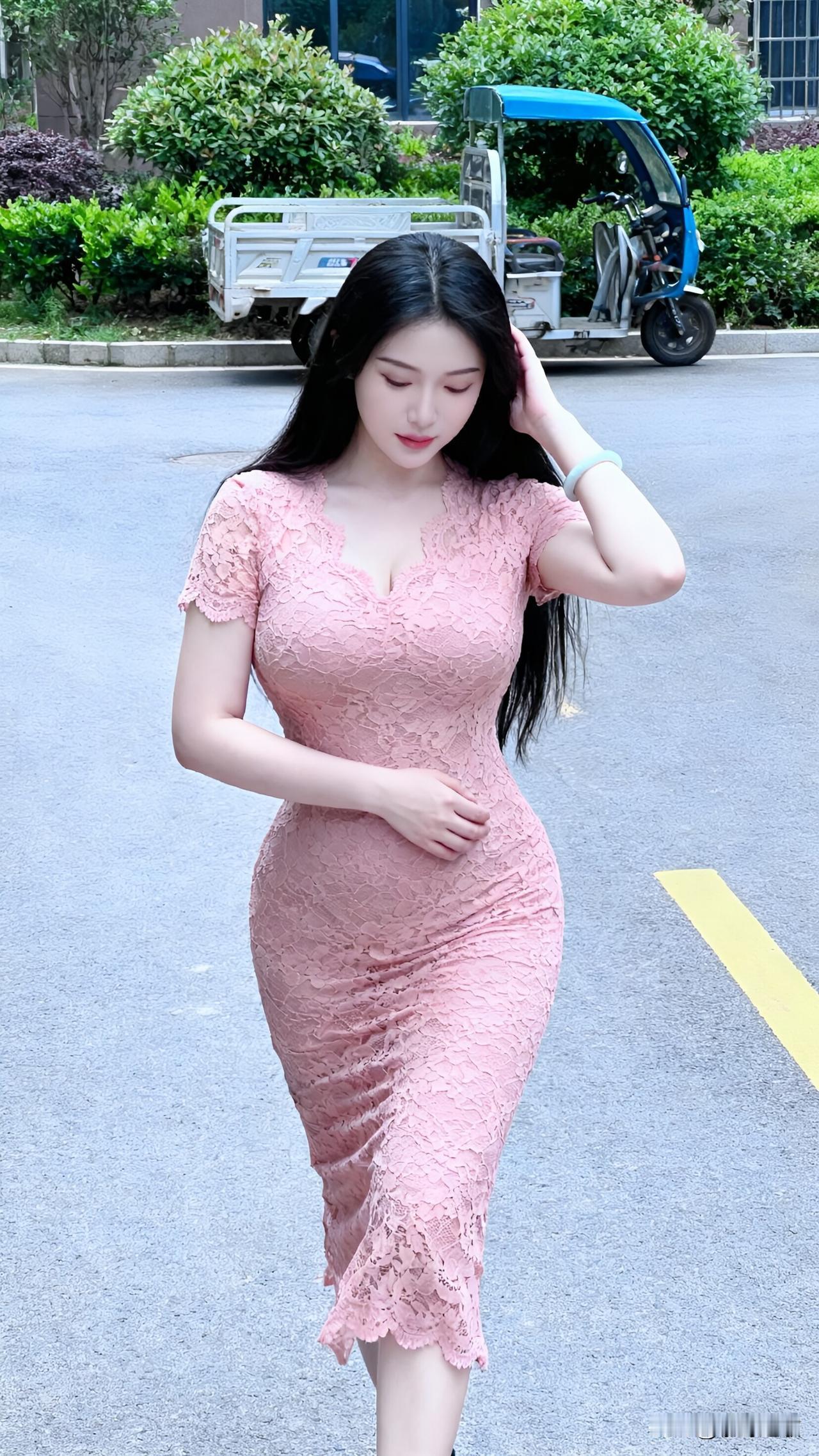 这身材曲线太绝了

姐妹们快捂紧小心脏！街头偶遇真人版“芭比娃娃”，粉色蕾丝裙直